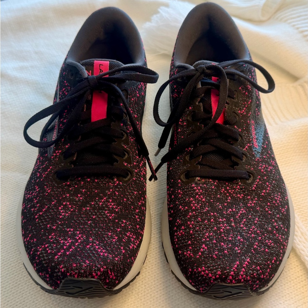 Brooks Women's Black and Hot Pink Running Shoes Size 9M - Picture 2 of 6